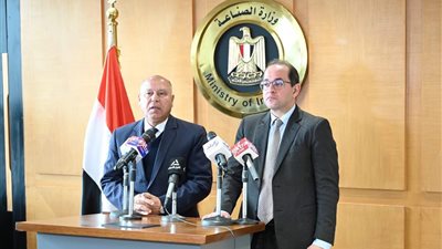 وزيرا الصناعة والمالية يطلقان المرحلة الأولى من مبادرة مساندة الشركات ذات الأولوية