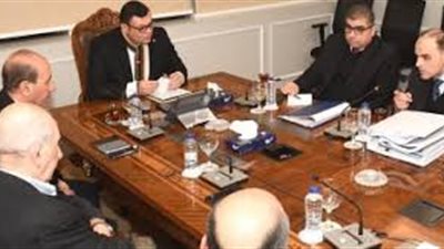 وزير الإسكان يجتمع مع شركات المقاولات ومسئولي مشروع تطوير موقع التجلي الأعظم