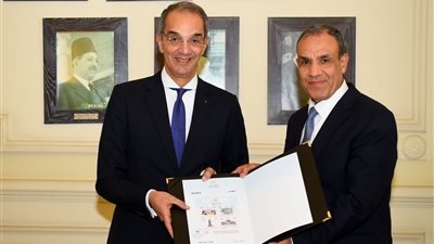 وزيرا الاتصالات والخارجية يدشنان طوابع بريدية 