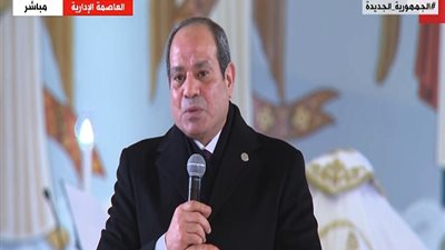 استقبال السيسي في كاتدرائية ميلاد المسيح بأعلام مصر ولافتات التحية