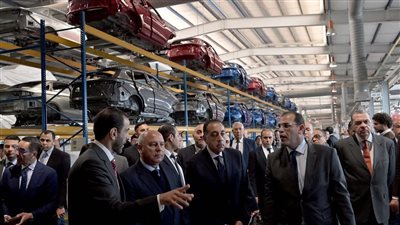 رئيس الوزراء يتفقد مصنع تجميع سيارات 
