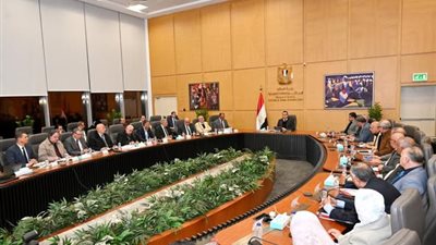 وزير الإسكان يتابع موقف مشروعات مياه الشرب والصرف الصحي بعدد من المحافظات والمدن الجديدة