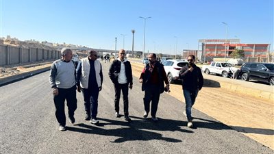 وزير الإسكان يتابع مشروعات الطرق بـ