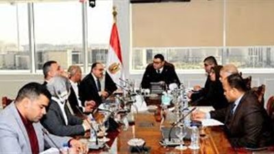 وزير الإسكان يتابع سير العمل بمشروع سد ومحطة 