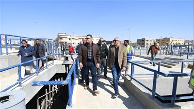 وزير الإسكان يتفقد مشروعات الإسكان ومحطة مياه الشرب بمدينة العبور