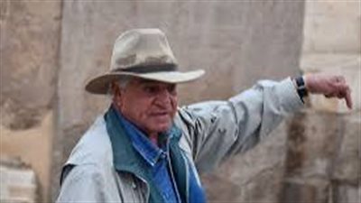 زاهي حواس يكسر تمثالًا أثريًا في سقارة.. ونائب يطالب بالتحقيق