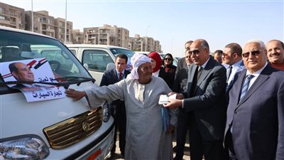 البنك الزراعي المصري يسلم 78 سيارة ميكروباص ضمن مبادرة إحلال السيارات بمحافظة المنيا