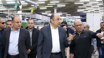 وزير قطاع الأعمال يتفقد مصانع غزل المحلة ويشارك العاملين الإفطار الرمضاني