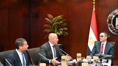 وزير الاستثمار يلتقي مستثمرين في الطاقة الخضراء 