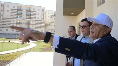 رئيس الوزراء يسلم عقود وحدات سكنية ضمن مبادرة “سكن لكل المصريين” في العاشر من رمضان