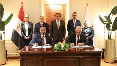 مصر توقّع اتفاقية لتوطين تكنولوجيا صناعة أدوية الأورام وتعزيز الأمن الدوائي