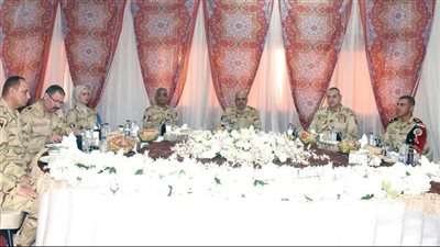 رئيس أركان حرب القوات المسلحة يتناول وجبة الإفطار مع مقاتلي هيئة الإمداد والتموين