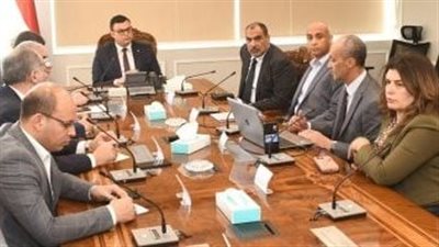 وزير الإسكان يلتقى ممثلى إحدى الشركات العالمية المتخصصة فى إنشاء البحيرات