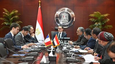 مصر وفرنسا تبحثان تعزيز التعاون الاستثماري والتجاري بين البلدين