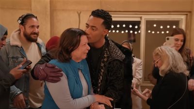 محمد رمضان يحتفل بعيد الأم في دار المسنين ويتكفل بإقامة النزلاء لمدة عام