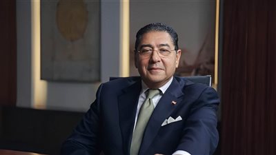 «هشام عز العرب» يتسلم جائزة الإنجاز مدى الحياة من جلوبال فاينانس