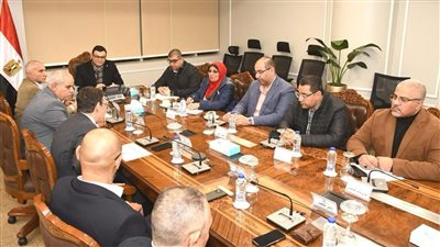 وزير الإسكان يستعرض ملفات التعاون مع بنك التعمير والإسكان وطرح 400 ألف وحدة سكنية جديدة