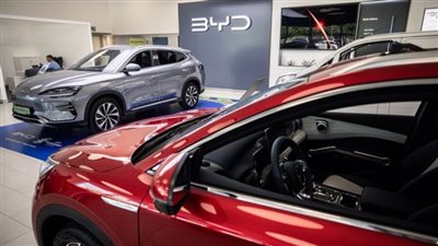 شركة BYD الصينية تتفوق على Tesla في المبيعات وتحقق إيرادات قياسية لعام 2024