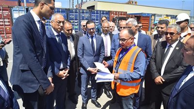 وزير الاستثمار يتفقد ميناء الإسكندرية ويُتابع إجراءات تقليل زمن الإفراج الجمركي