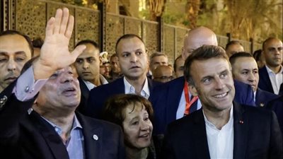 الرئيس السيسي يصطحب نظيره الفرنسي في جولة بخان الخليلي بالقاهرة