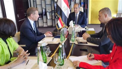 وزير الاتصالات يبحث في دبي فرص الاستثمار في التعهيد 