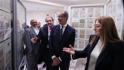 وزير الاتصالات يشهد احتفالية مرور 100 عام على إصدار أول طابع بريد تذكاري مصري