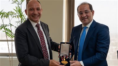 وزير المالية يُكرِّم الدكتور محمود صقر، نائب رئيس المصلحة ، بمناسبة بلوغه سنّ التقاعد
