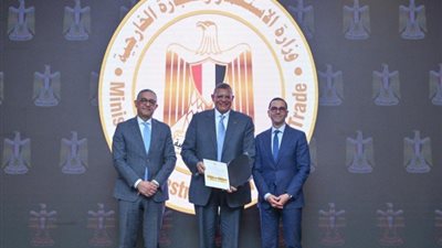 وزير الاستثمار والتجارة الخارجية يسلم 6 رخص ذهبية جديدة لعدد من المشروعات   
