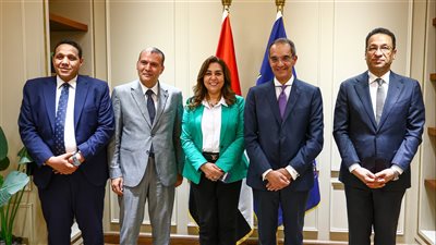 الاتصالات والتنمية المحلية يشهدان توقيع اتفاق لتوفير الأجهزة التكنولوجية لمجمعات “حياة كريمة”