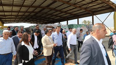 وزير الزراعة ومحافظ الشرقية ورئيس البنك الزراعي يتابعون أعمال تسليم القمح في شون البنك بالشرقية