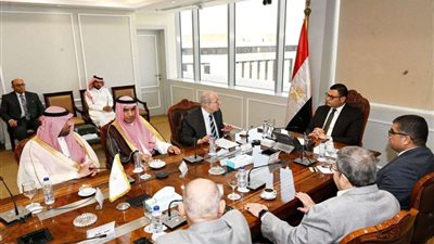 وزير الإسكان يبحث مع وفد سعودي تعزيز التعاون وتبادل الخبرات في مجالات التشييد والاستثمار العقاري