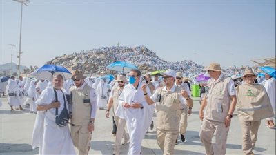 بملابس الإحرام .. وزير الصحة يتابع رعاية الحجاج المصريين
