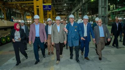 وزير الدولة للإنتاج الحربي يتفقد مصنع إنتاج وإصلاح المدرعات