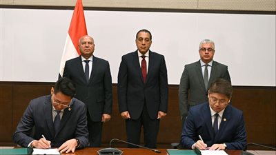 مدبولي يشهد توقيع عقد إقامة مجمع صناعي لإنتاج مستلزمات الطاقة الشمسية بالسخنة