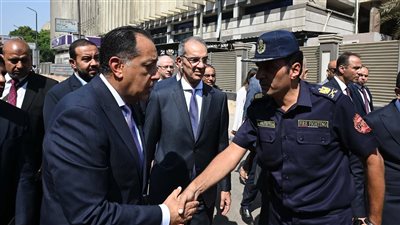 رئيس الوزراء يتفقد 