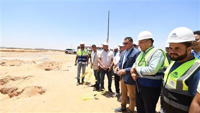 وزير الإسكان يتفقد محاور الطرق ومحطة مياه الشرب الجديدة بمدينة السادات