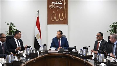 رئيس الوزراء يتابع تنفيذ الخطة الاستراتيجية لتحلية مياه البحر