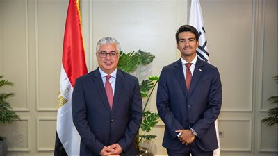 رئيس المنطقة الاقتصادية يبحث مع سفير بنما التعاون في النقل البحري 