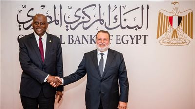 محافظ البنك المركزى يستقبل نظيره النيجيرى ويصحبه فى جولة بدار طباعة النقد