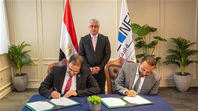 رئيس اقتصادية قناة السويس يشهد توقيع عقد مشروع شركة “CWA” للمنسوجات 