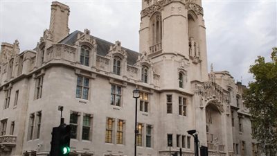 المحكمة العليا البريطانية ترفض طعن أوبر.. وتستثني مشغلي التاكسي خارج لندن من ضريبة القيمة المضافة