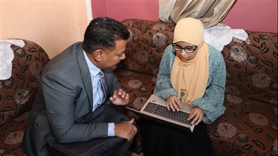 وزارة الاتصالات تُهدي “لاب توب” للطالبة الأولى على الثانوية الأزهرية مكفوفين