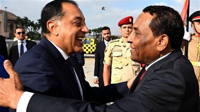 رئيس الوزراء يستقبل نظيره السوداني  بمطار القاهرة في مستهل زيارة رسمية إلى مصر