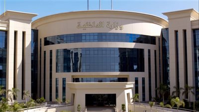 الداخلية تضبط شابًا انتحل صفة أنثى وقدم محتوى خادشًا للحياء 