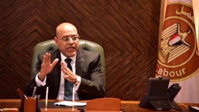 وزير العمل يسلم 93 عقد عمل للبوسنة والإمارات والأردن