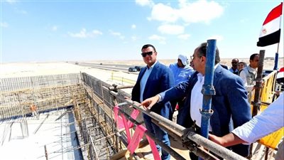وزير الإسكان يتفقد محطة لتحلية المياه وكمبوند “مزارين” بمدينة العلمين الجديدة