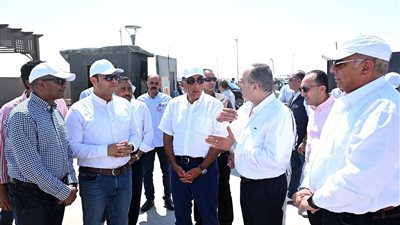رئيس الوزراء يتفقد محطة التجارب لتحلية مياه البحر بالعلمين الجديدة