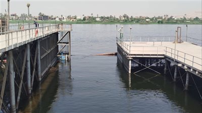 الانتهاء من احتواء بقعة زيتية خفيفة بنهر النيل بالأقصر