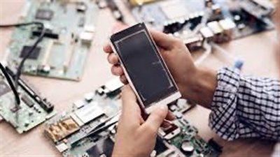 فيتش سوليوشنز: انخفاض الجنيه يعزز جدوى التصنيع المحلي للهواتف منخفضة السعر 