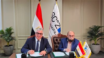 باستثمارات 1.7 مليار جنيه.. اقتصادية قناة السويس توقع عقد مشروع “إنترلووب جروب” الباكستانية بالقنطرة غرب